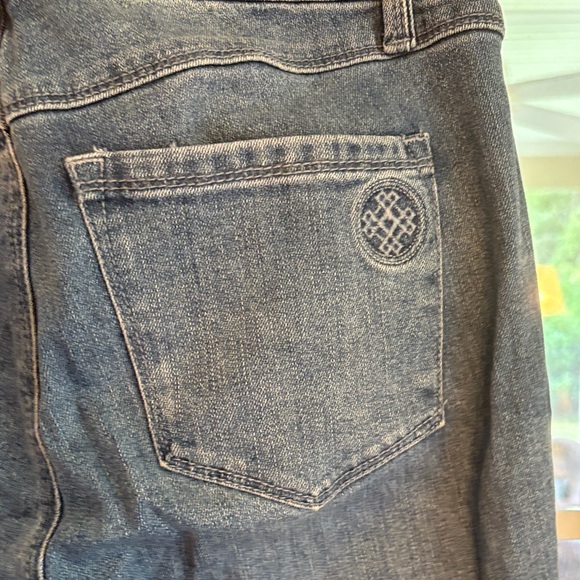 Laurie Felt Straight Leg Cropped Floral Embroidered Blue Jeans - Picture 9 of 11